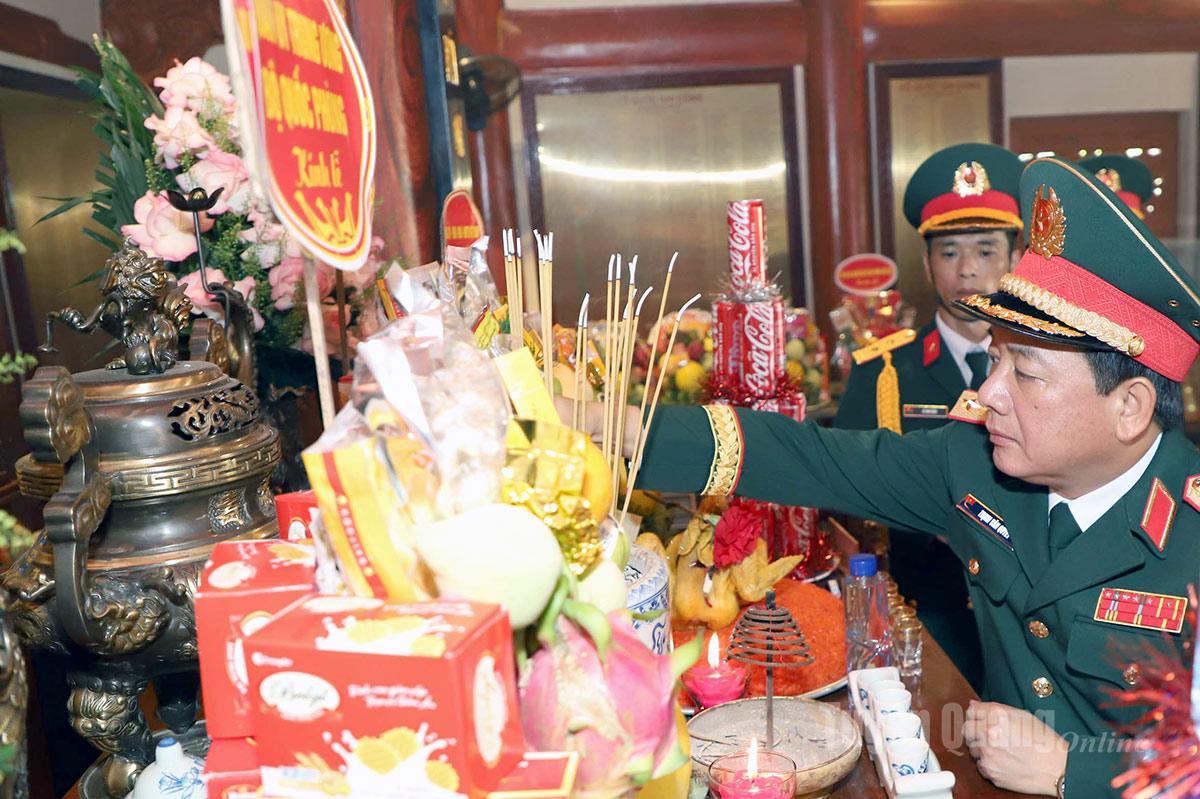 Đại tướng Trịnh Văn Quyết dâng hương viếng Anh linh Chủ tịch Hồ Chí Minh và các Anh hùng liệt sĩ.