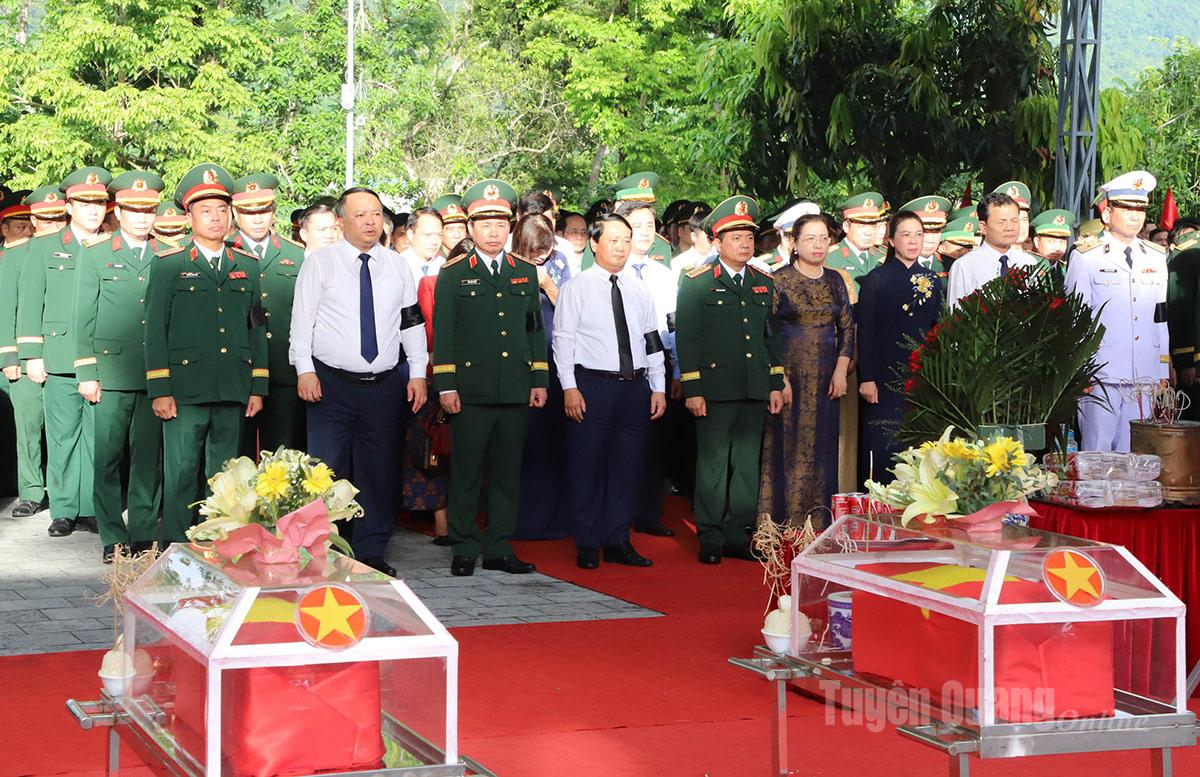 Các đại biểu dự Lễ truy điệu, an táng các Anh hùng liệt sĩ vừa mới được quy tập.