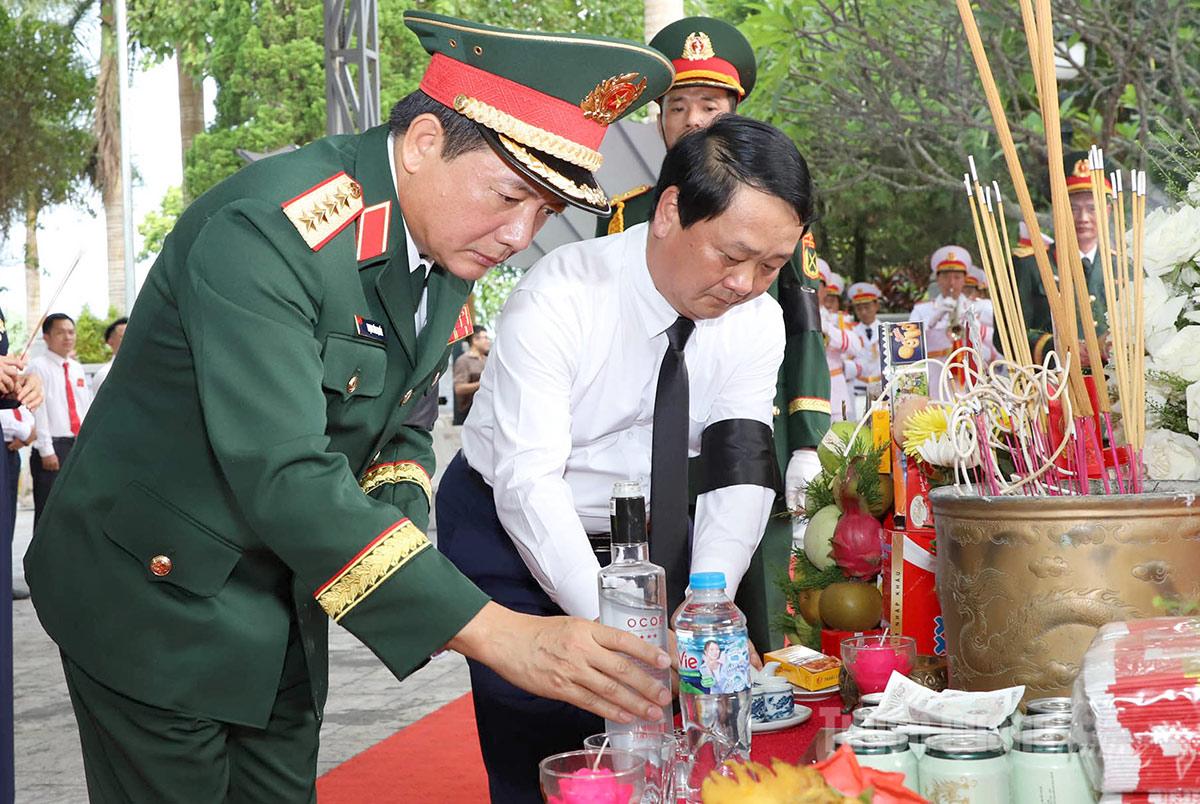 Đại tướng Trịnh Văn Quyết, Bí thư Tỉnh ủy Hầu A Lềnh dâng hương, hoa tưởng nhớ các Anh hùng liệt sĩ vừa mới được quy tập.