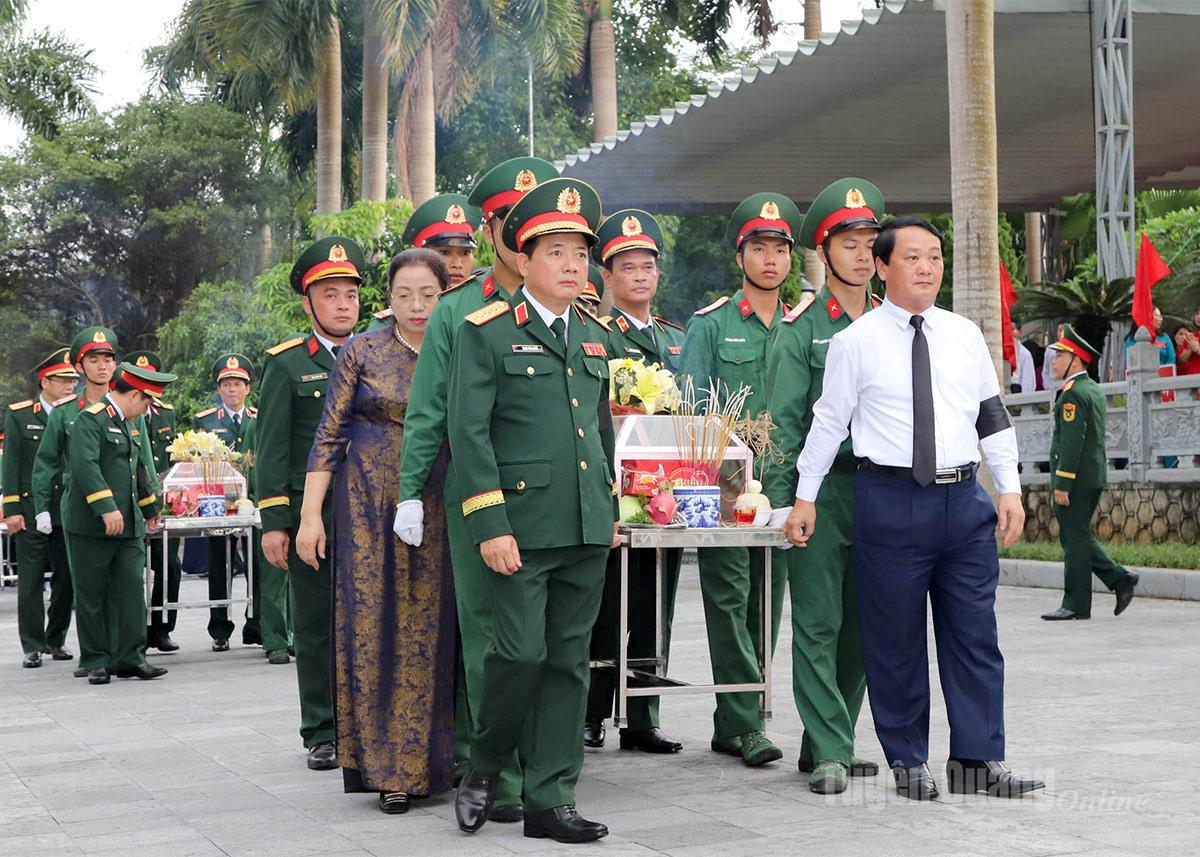 Đại tướng Trịnh Văn Quyết, Bí thư Tỉnh ủy Hầu A Lềnh thực hiện nghi thức di chuyển hài cốt các Anh hùng Liệt sĩ về nơi an táng.
