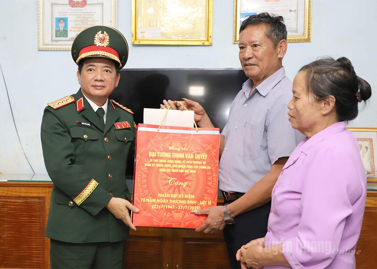 Đại tướng Trịnh Văn Quyết tặng quà gia đình thương binh Nguyễn Trọng Đải