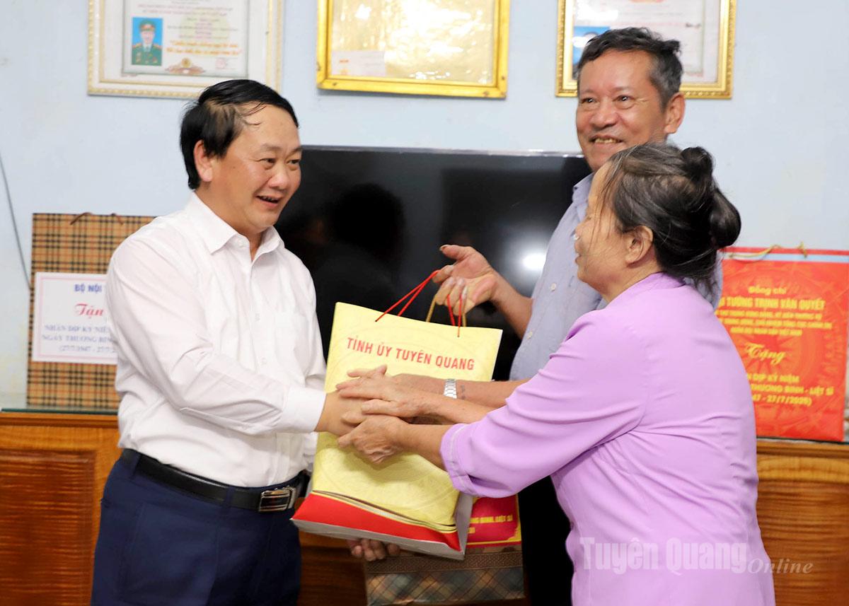 Bí thư Tỉnh ủy Hầu A Lềnh tặng quà gia đình thương binh Nguyễn Trọng Đải.