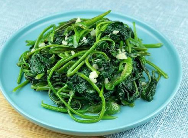 Đừng chỉ ăn củ, lá loại cây này quý như