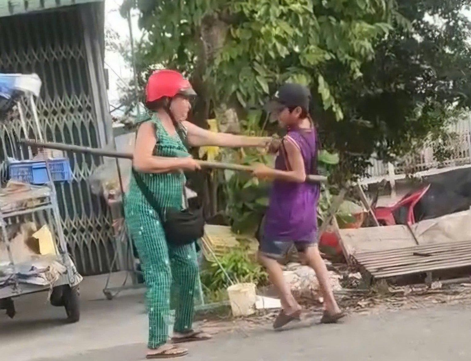 Bán không hết vé số, bé trai ở Cần Thơ bị cô ruột bạo hành  
