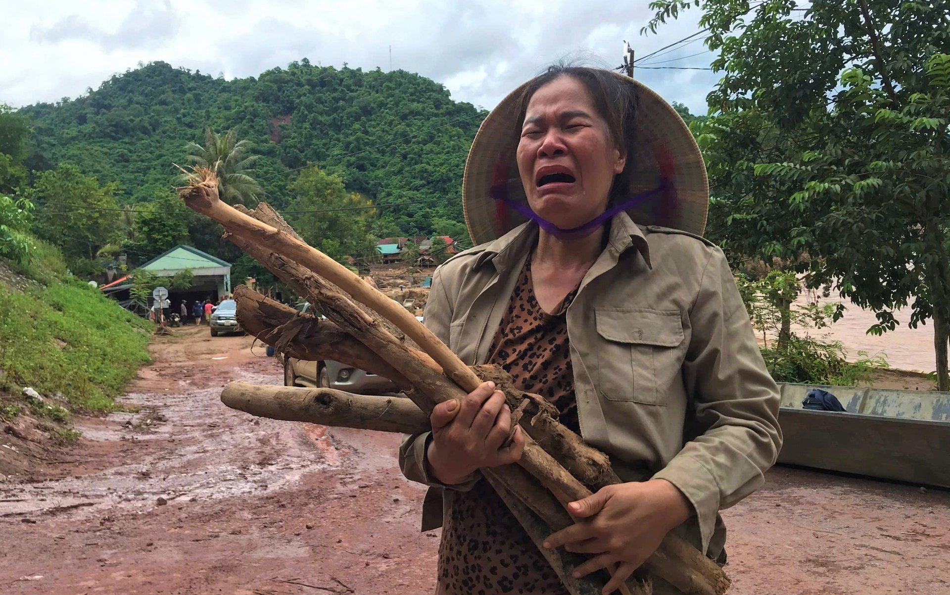 Tiếng khóc xé lòng vang vọng bên dòng Nậm Nơn sau trận lũ lịch sử