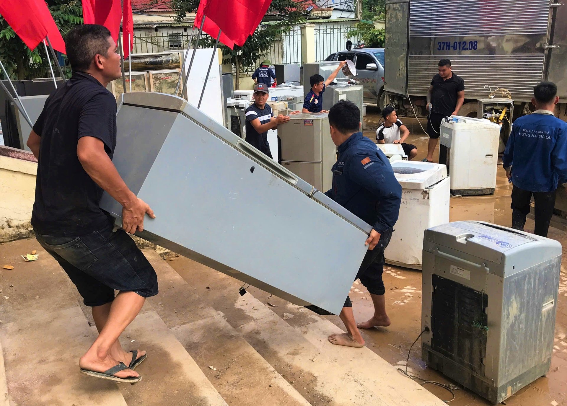 Hành động thiết thực ấm áp nhất sau lũ dữ ở Nghệ An: Những người thợ lội bùn sửa từng chiếc quạt, nồi cơm cho dân