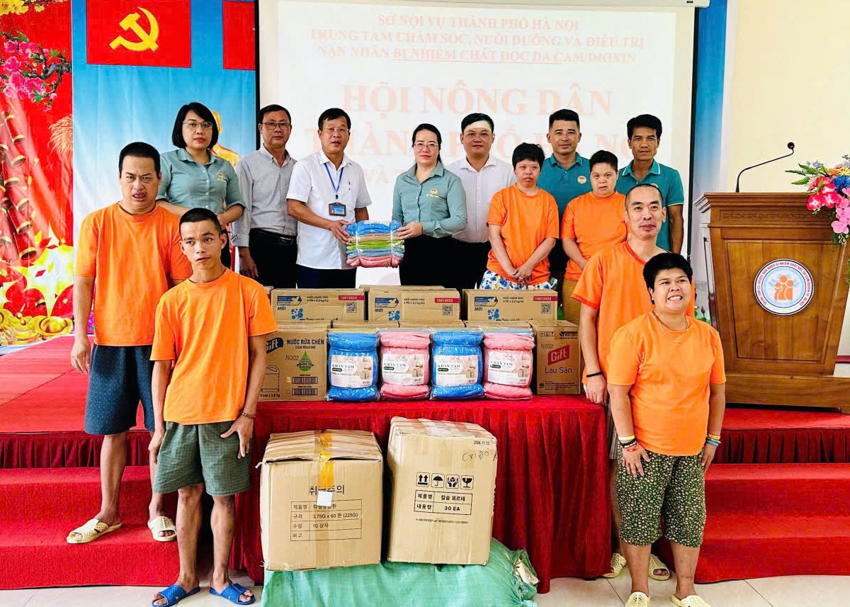 Hội Nông dân TP Hà Nội thăm, tặng quà nạn nhân chất độc da cam