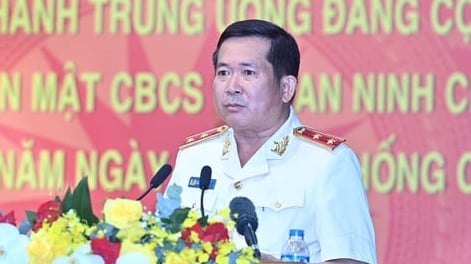 Trung tướng Đinh Văn Nơi báo cáo với Tổng Bí thư kết quả công tác đảm bảo an ninh chính trị nội bộ