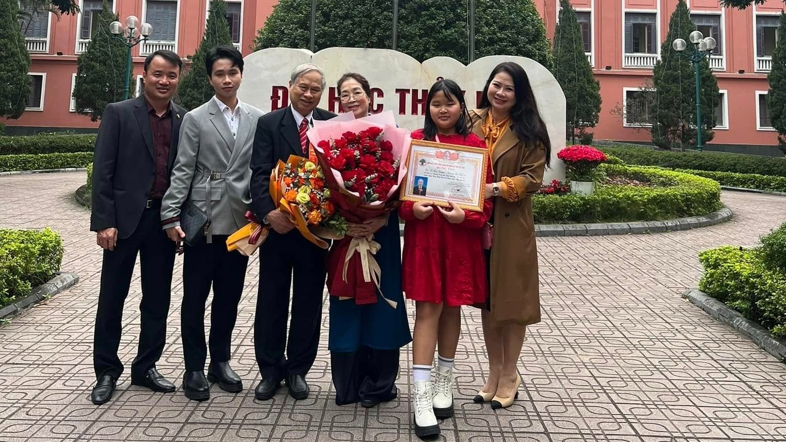 Gia đình có 3 thế hệ học cùng trường đại học lớn ở Hà Nội: Ông ngoại là giáo sư, hiệu trưởng quyết đoán