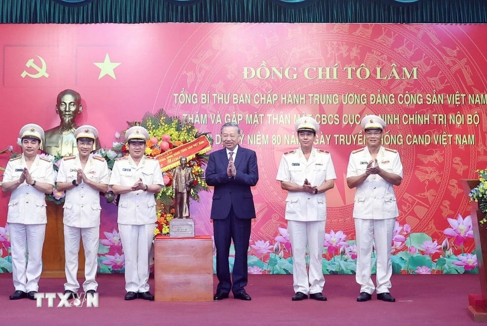 Tổng Bí thư Tô Lâm trao tặng bức tượng Chủ tịch Hồ Chí Minh cho Cục An ninh chính trị nội bộ. (Ảnh: Thống Nhất/TTXVN)