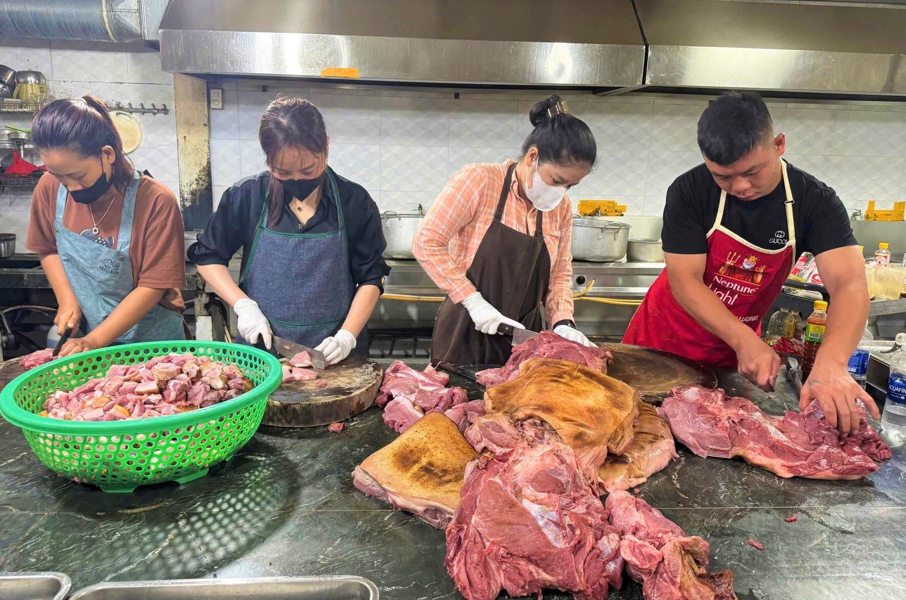 Tình người sau cơn lũ dữ: Chủ nhà hàng nấu hơn 1.200 suất cơm phát miễn phí cho dân mỗi ngày