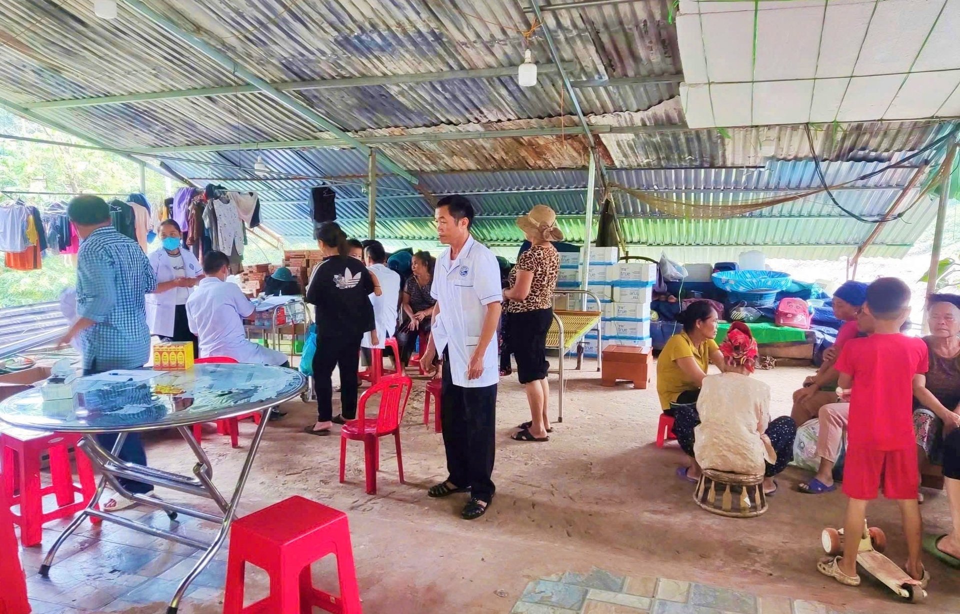 Nghệ An: Mượn nhà dân làm trạm y tế dã chiến nơi tâm lũ, tăng cường bác sĩ khám bệnh cho người dân 