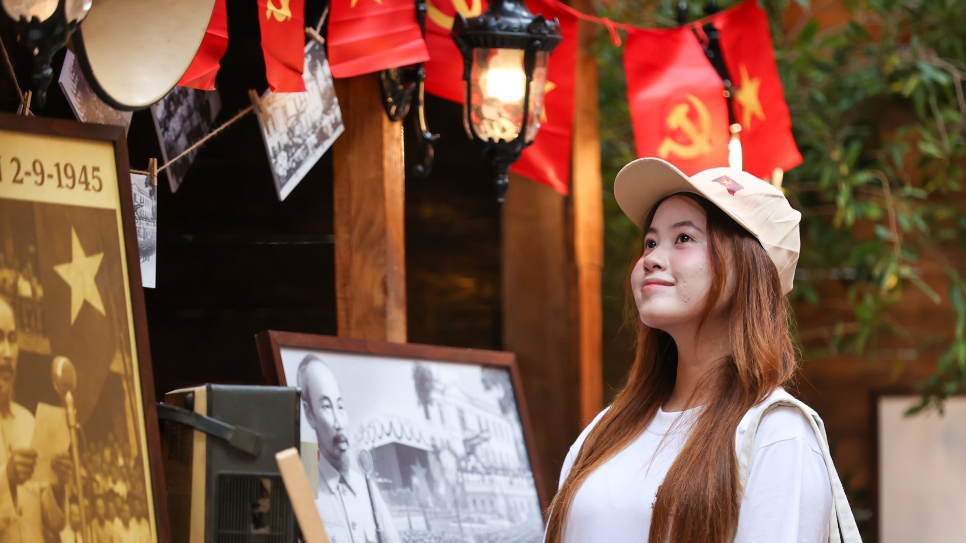 Quán cà phê ở Hà Nội rực rỡ sắc cờ đỏ sao vàng, đông đảo khách đến để check-in 