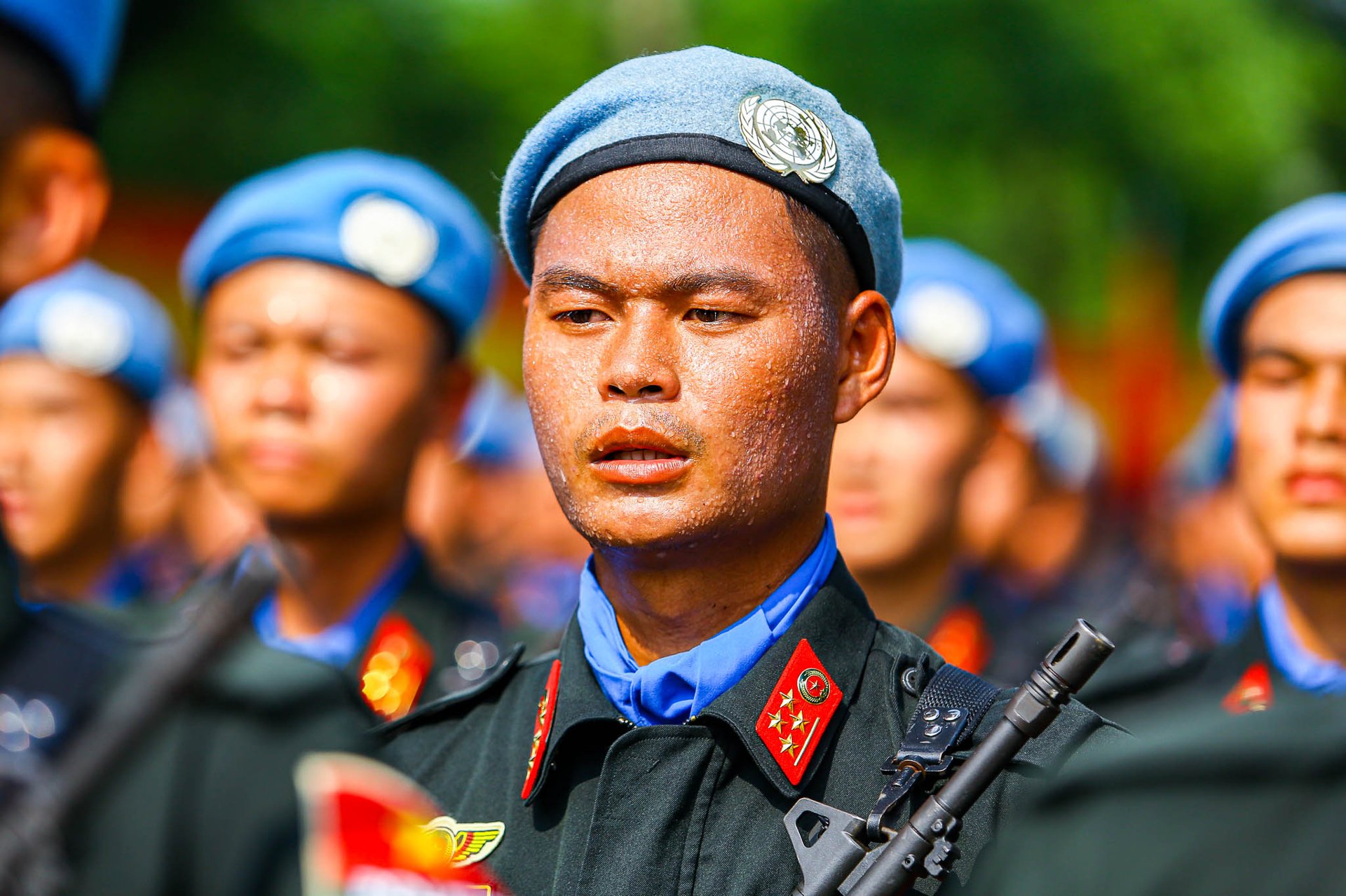 Mồ hôi đẫm vai áo, chiến sĩ tập luyện giữa “chảo lửa” thao trường diễu binh sẵn sàng cho nhiệm vụ A80