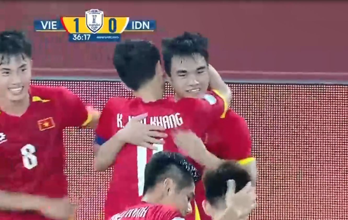 Clip: Công Phương vô-lê cực mạnh, mở tỷ số cho U23 Việt Nam