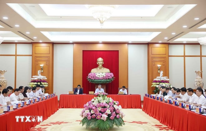 ttxvn-tong-bi-thu-van-kien-dai-hoi-dang-1.jpg