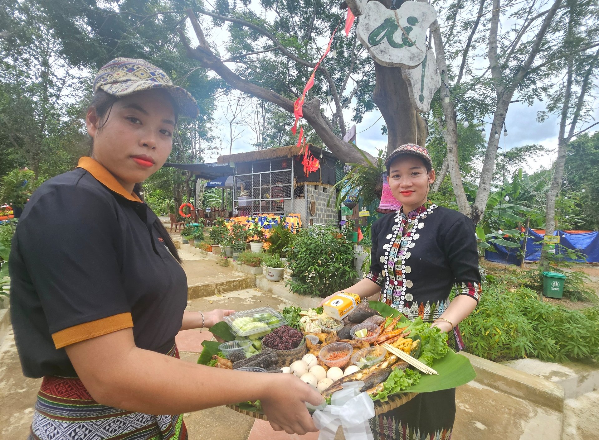 Một người Bru Vân Kiều ở tỉnh Quảng Trị mới, làm du lịch cộng đồng từ gà đồi, cá suối, ăn một miếng thấy mê luôn