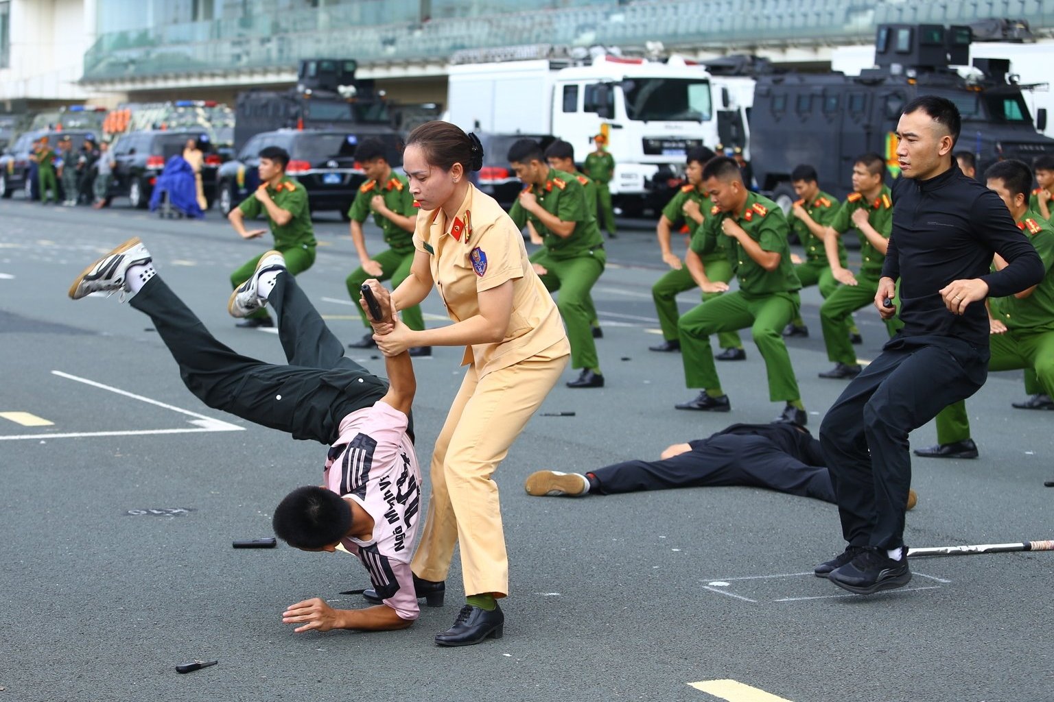 Mãn nhãn màn biểu diễn võ thuật tình huống giả định trấn áp tội phạm của Công an nhân dân