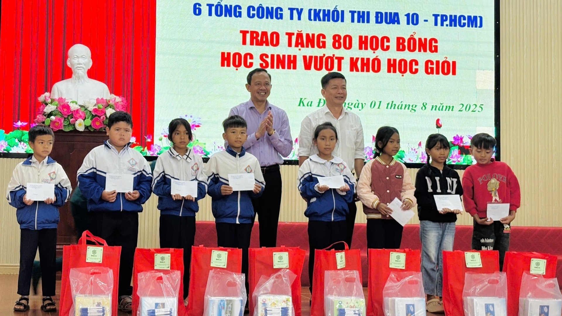 Hội Nông dân tỉnh Lâm Đồng phối hợp với doanh nghiệp trao học bổng cho học sinh và tặng quà cho nông dân