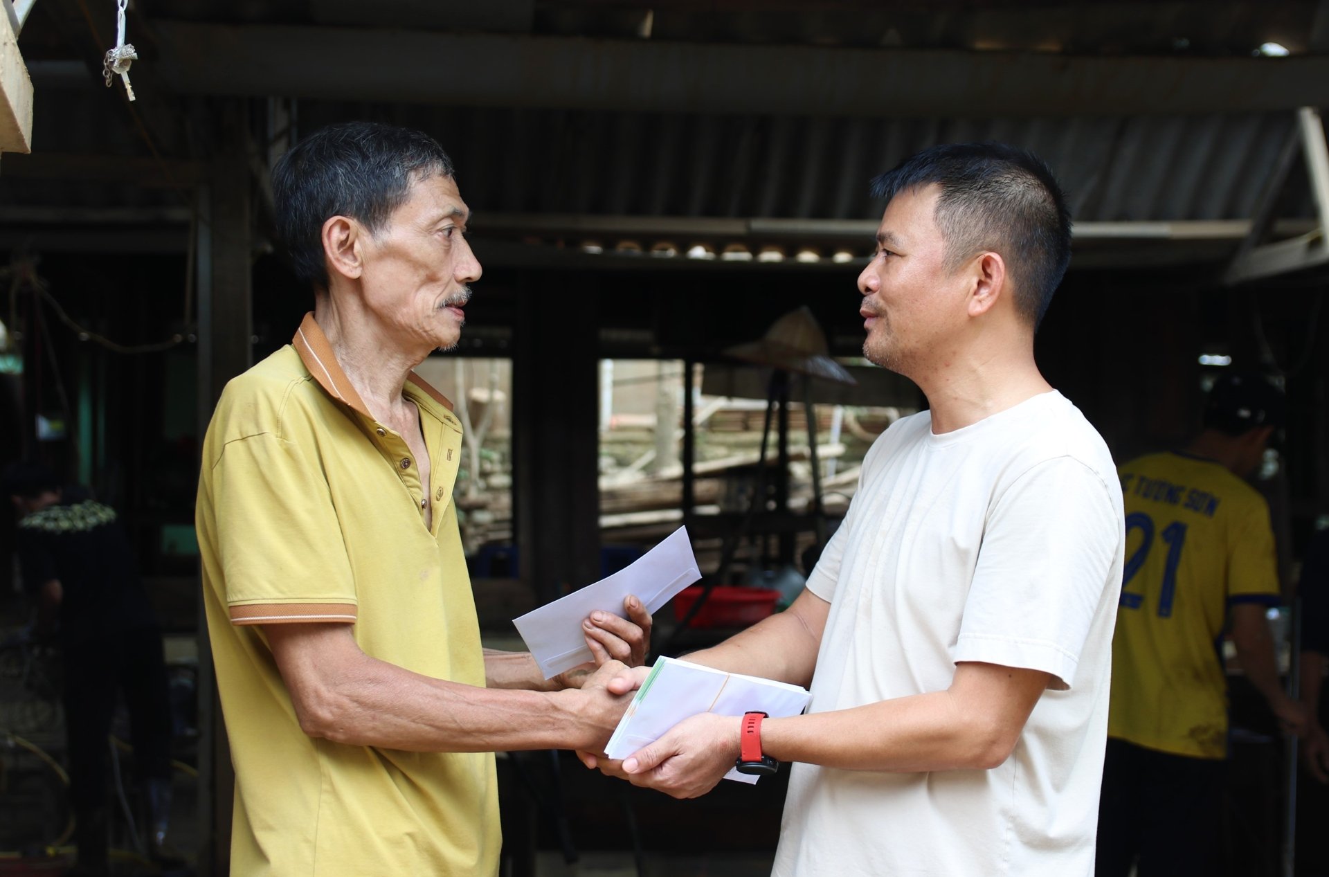 Trao tận tay những phần quà ý nghĩa đến người dân vùng tâm lũ ở Nghệ An