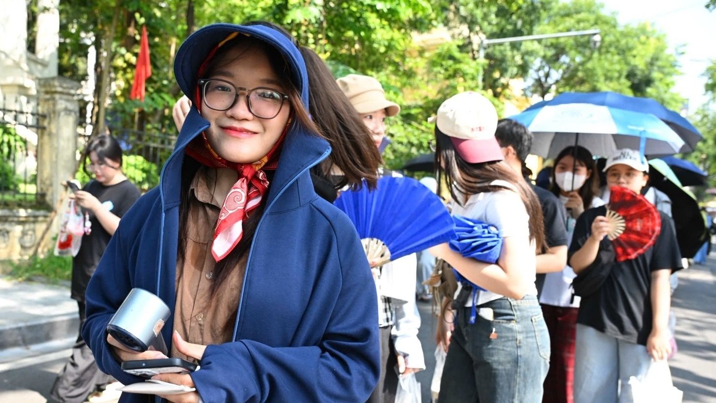 Nghìn người “đội nắng”, xếp hàng dài nhận vé 'concert Quốc gia” tại Hà Nội