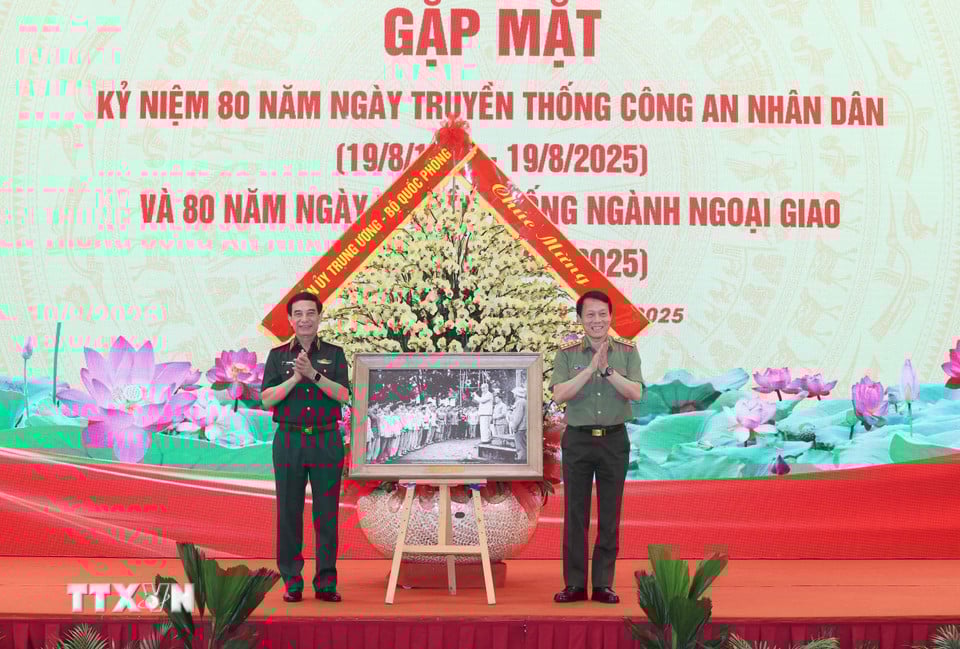 Đại tướng Phan Văn Giang, Ủy viên Bộ Chính trị, Phó Bí thư Quân uỷ Trung ương, Bộ trưởng Bộ Quốc phòng tặng bức ảnh “Chủ tịch Hồ Chí Minh thăm đơn vị Cảnh sát nhân dân Thủ đô ngày 14/02/1961” cho Đại tướng Lương Tam Quang, Ủy viên Bộ Chính trị, Bí thư Đảng uỷ Công an Trung ương, Bộ trưởng Bộ Công an. (Ảnh: Thống Nhất/TTXVN)