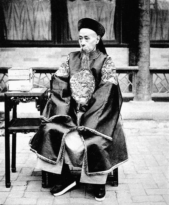 Dịch Khuông, tham quan Dịch Khuông, tham lam ngang Hòa Thân, Hòa Thân, 