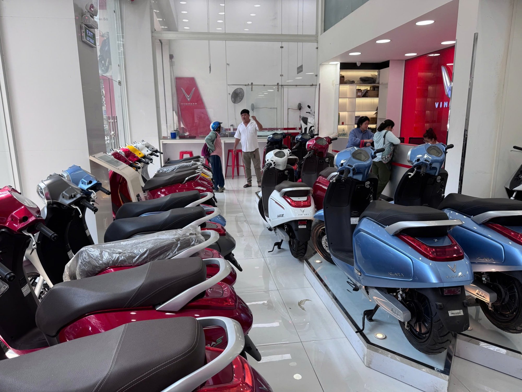 Kinh doanh xe máy điện học sinh vào mùa- Ảnh 1.