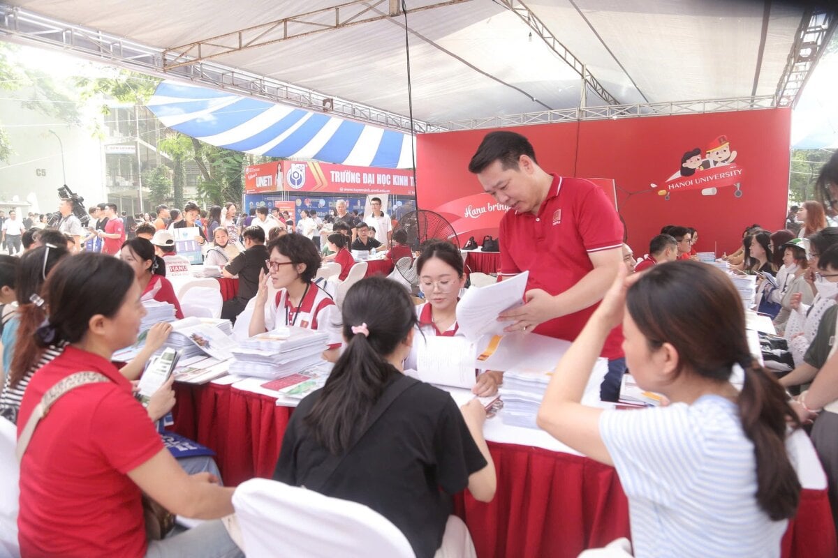 Dự đoán điểm chuẩn đại học năm 2025: 'Tiết lộ' biến động theo ngành so với năm trước