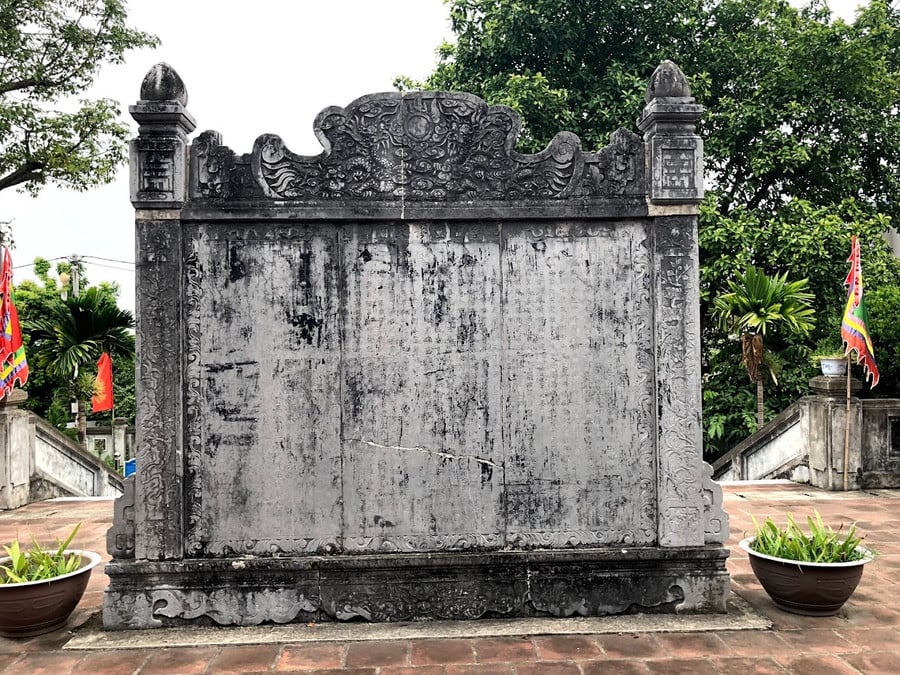 Bia 'Kim bảng lưu phương' và sử sách đăng khoa đều công nhận Nguyễn Bạt Tụy là nhà khoa bảng hai lần thi đỗ.