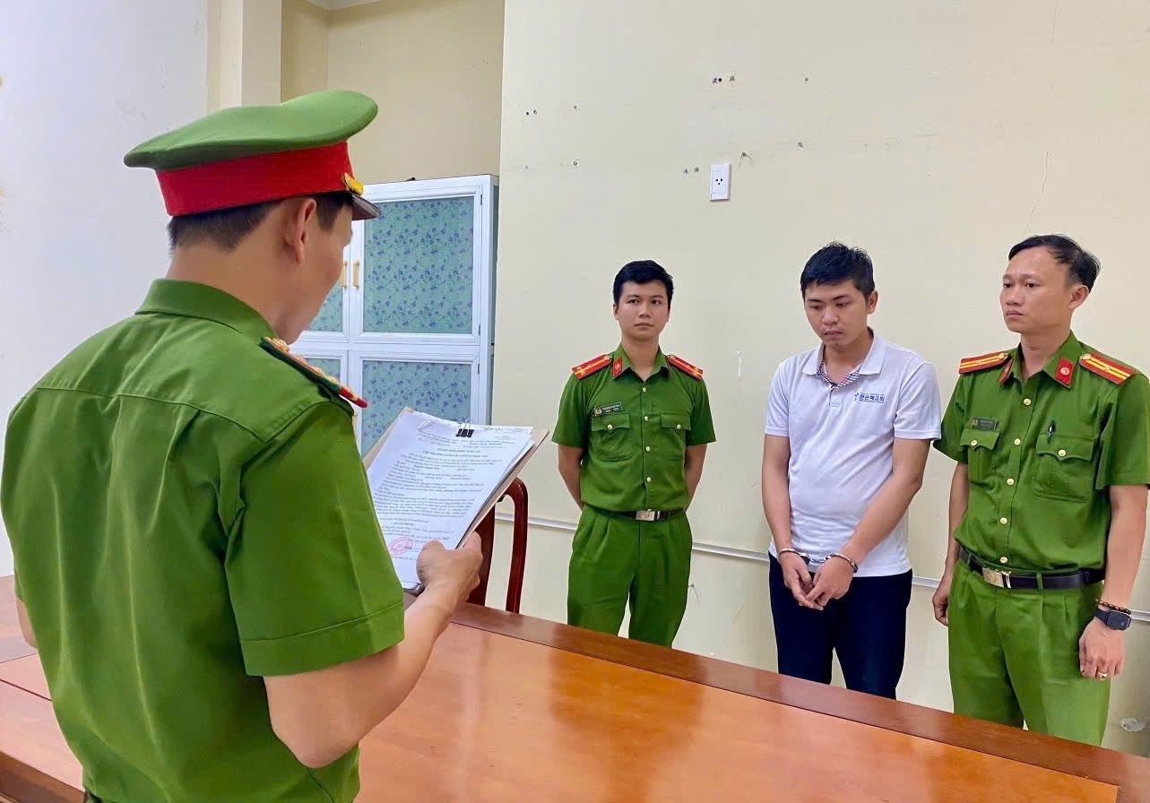 Đà Nẵng: Gã trai sinh năm 1999 mua sắc phục công an mặc, dùng sổ đỏ giả để lừa tiền
