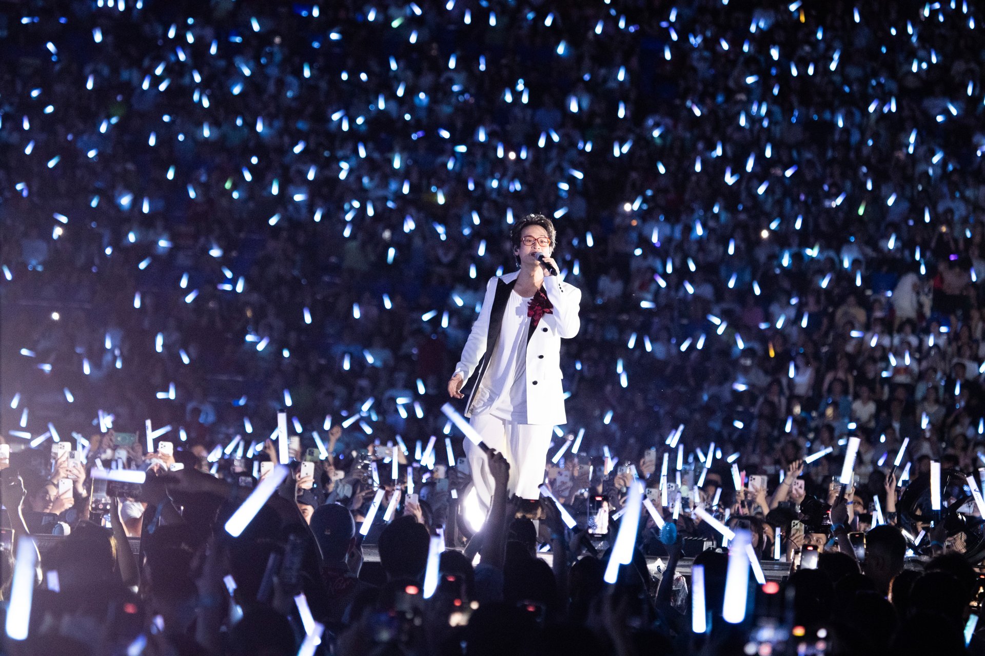 V Concert – Rạng rỡ Việt Nam: Phương Mỹ Chi tụt giày trên sân khấu, Hà Anh Tuấn điềm tĩnh hát lúc trời đã sang ngày mới