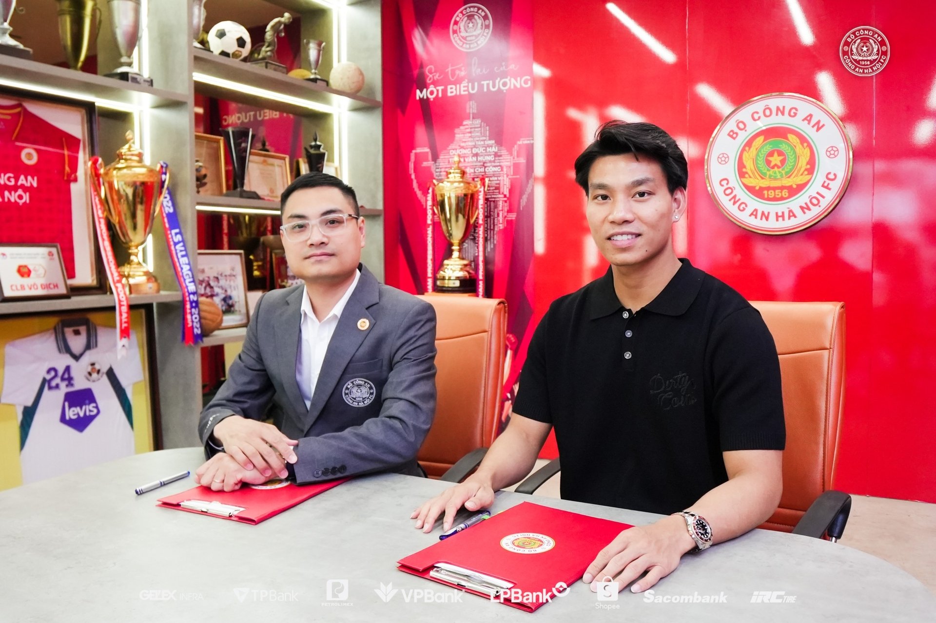 Tin chiều 10/8: Vì sao CLB CAHN gạch tên Vũ Văn Thanh?