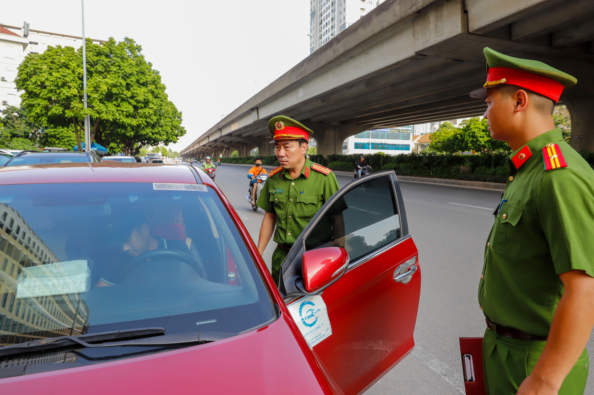 Công an phường Định Công xử lý đỗ xe sai quy định: Tài xế vi phạm 'tâm phục khẩu phục' ký biên bản