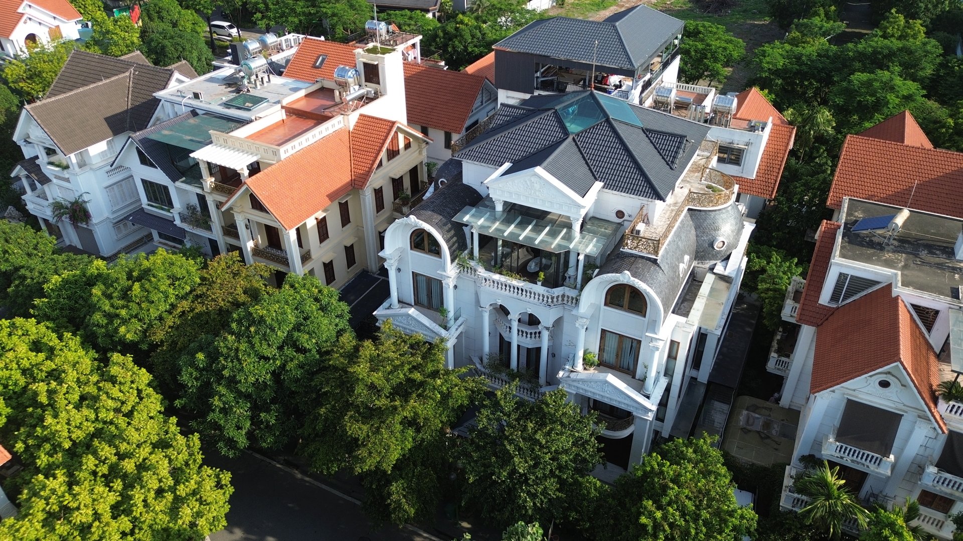 Những ngôi biệt thự “biến hình” ở khu đô thị mới Tây Nam Linh Đàm do Tổng công ty HUD làm chủ đầu tư