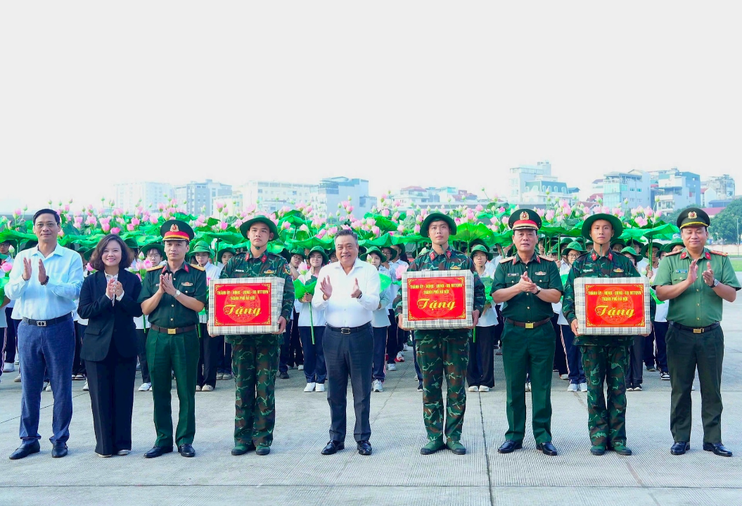 Hà Nội phát miễn phí nước uống và đồ ăn cho người dân xem diễu binh, diễu hành 2-9- Ảnh 1.
