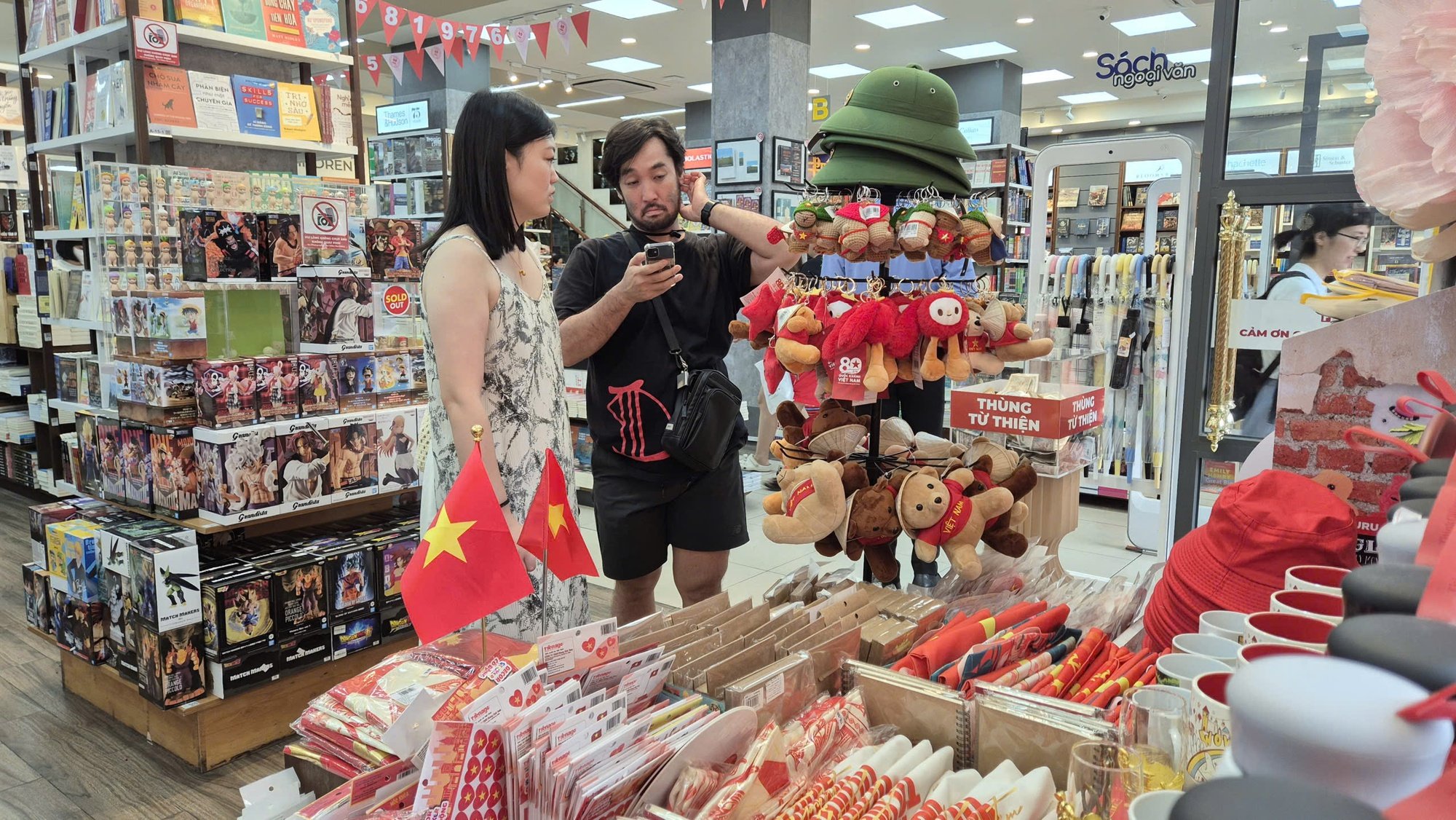 Rộn ràng thị trường thời trang, phụ kiện chào Quốc khánh- Ảnh 6.