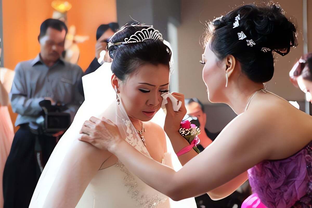 Vừa thay bộ váy cưới, mẹ chồng dúi ngay cho tôi cuốn sổ tiết kiệm và một lời nhắn ám ảnh- Ảnh 1.