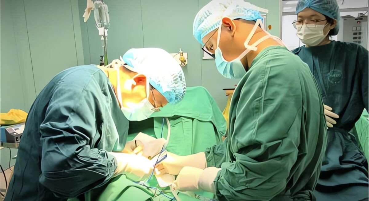 Hàm sưng to gần 1 năm, cụ ông 70 tuổi phải phẫu thuật vì khối u tái phát- Ảnh 2.