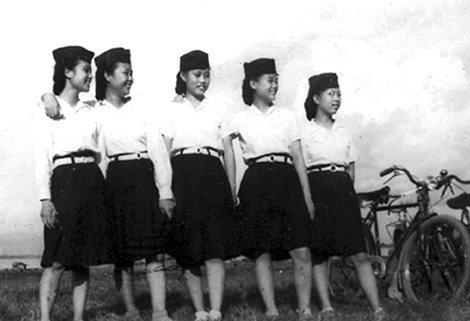 Bà Lê Thi (người đứng giữa) cùng các bạn.