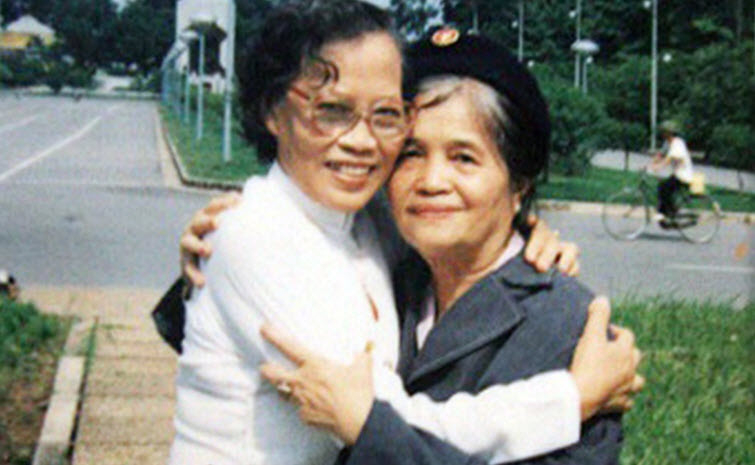 Bà Lê Thi (bên trái) gặp lại bà Đàm Thị Loan, người cùng kéo cờ trong ngày 2/9/1945 tại Quảng trường Ba Đình.