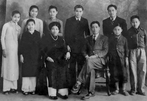 Gia đình Giáo sư, liệt sĩ Dương Quảng Hàm (bà Lê Thi đứng hàng sau, thứ ba từ trái qua).