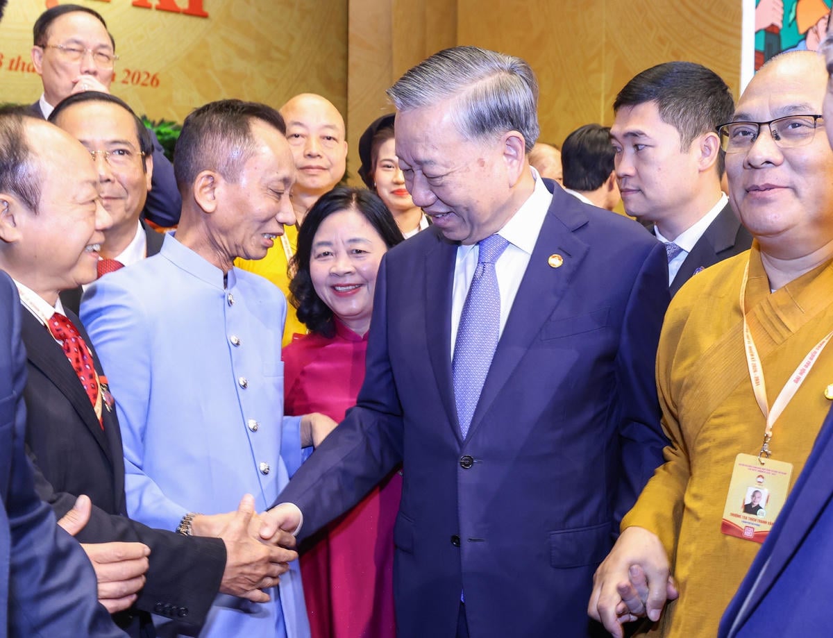 Tổng Bí thư, Chủ tịch nước Tô Lâm, Chủ tịch UBTW MTTQ Việt Nam Bùi Thị Minh Hoài trò chuyện với các đại biểu tại Đại hội. Ảnh: Quang Vinh