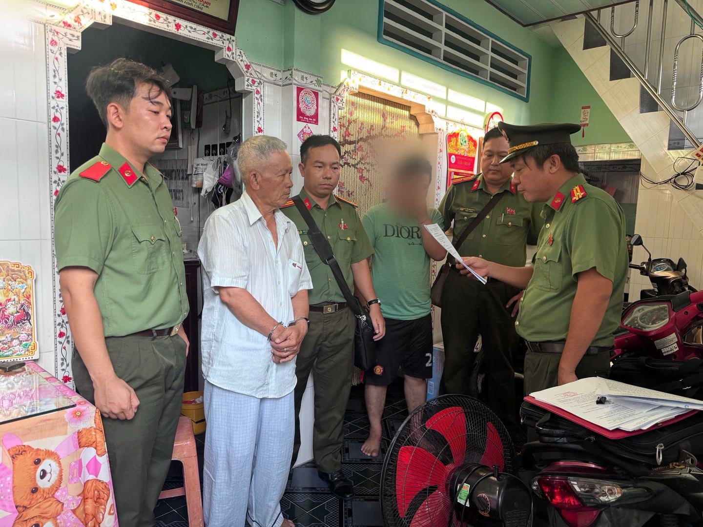 Cơ quan An ninh điều tra Công an tỉnh Đồng Tháp thi hành Quyết định khởi tố và Lệnh bắt bị can để tạm giam.jpg