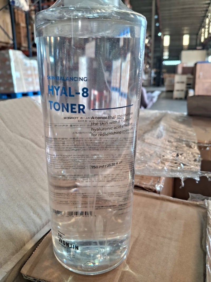 Sản phẩm mỹ phẩm DR WONJIN HYAL-8 TONER 750ml được lực lượng Hải quan phát hiện hết hạn sử dụng. Ảnh: Cục Hải quan