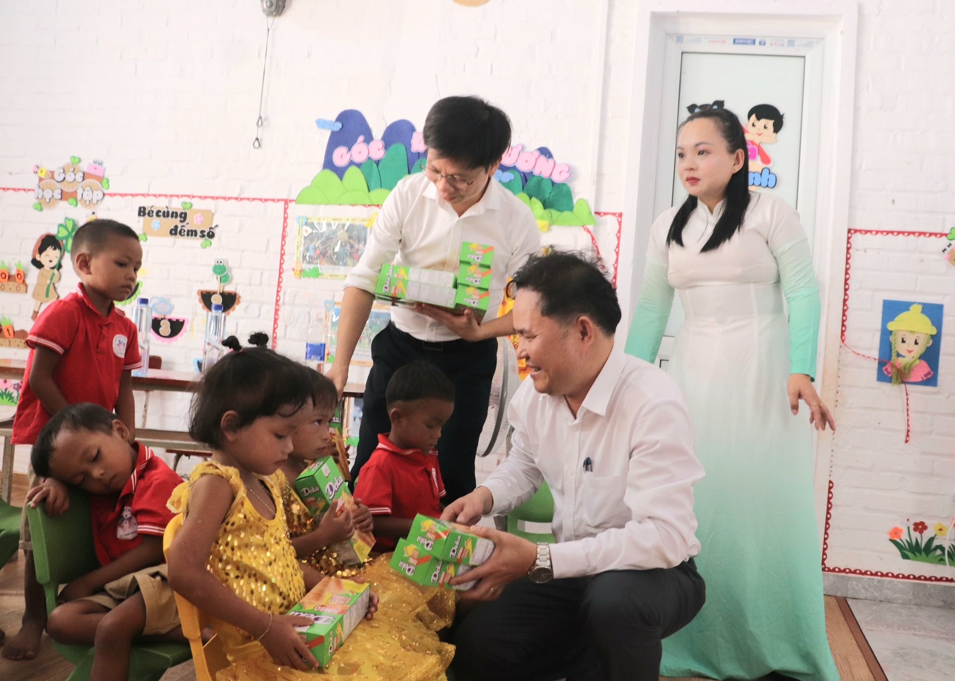 Niềm vui của con em nông dân Bru - Vân Kiều khi nhận quà 1/6