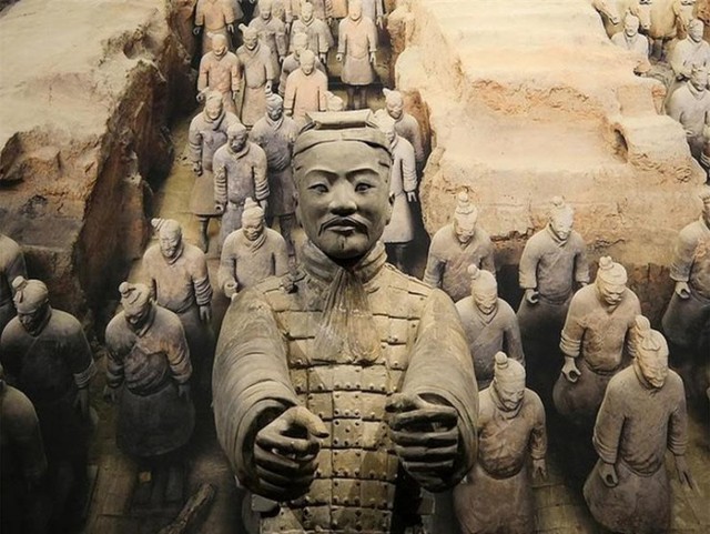 Bí ẩn đội quân đất nung trong lăng Tần Thủy Hoàng: Tại sao nhiều chiến binh nắm chặt tay không, vũ khí của họ đâu rồi?- Ảnh 2.