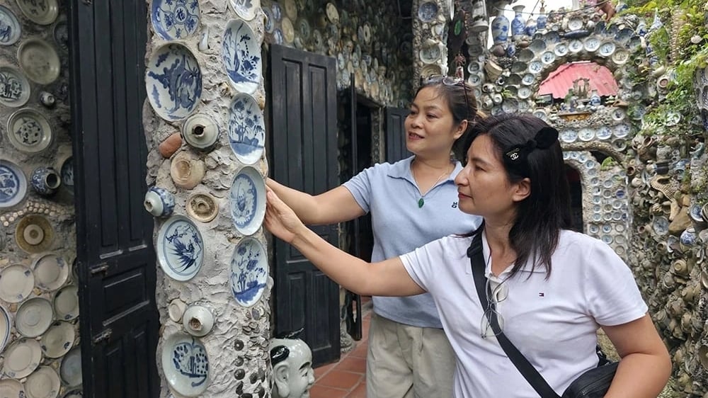 Ở một thôn của tỉnh Vĩnh Phúc cũ, nay là tỉnh Phú Thọ mới có một ngôi nhà lạ, ngó đâu cũng thấy bát cổ, đĩa xưa, tiền cổ