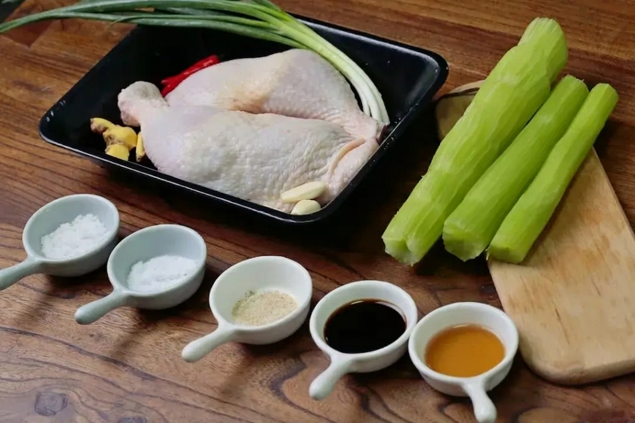 D&ugrave;ng nồi cơm điện nấu m&oacute;n thịt g&agrave; kiểu n&agrave;y thơm lừng - Ảnh 1.