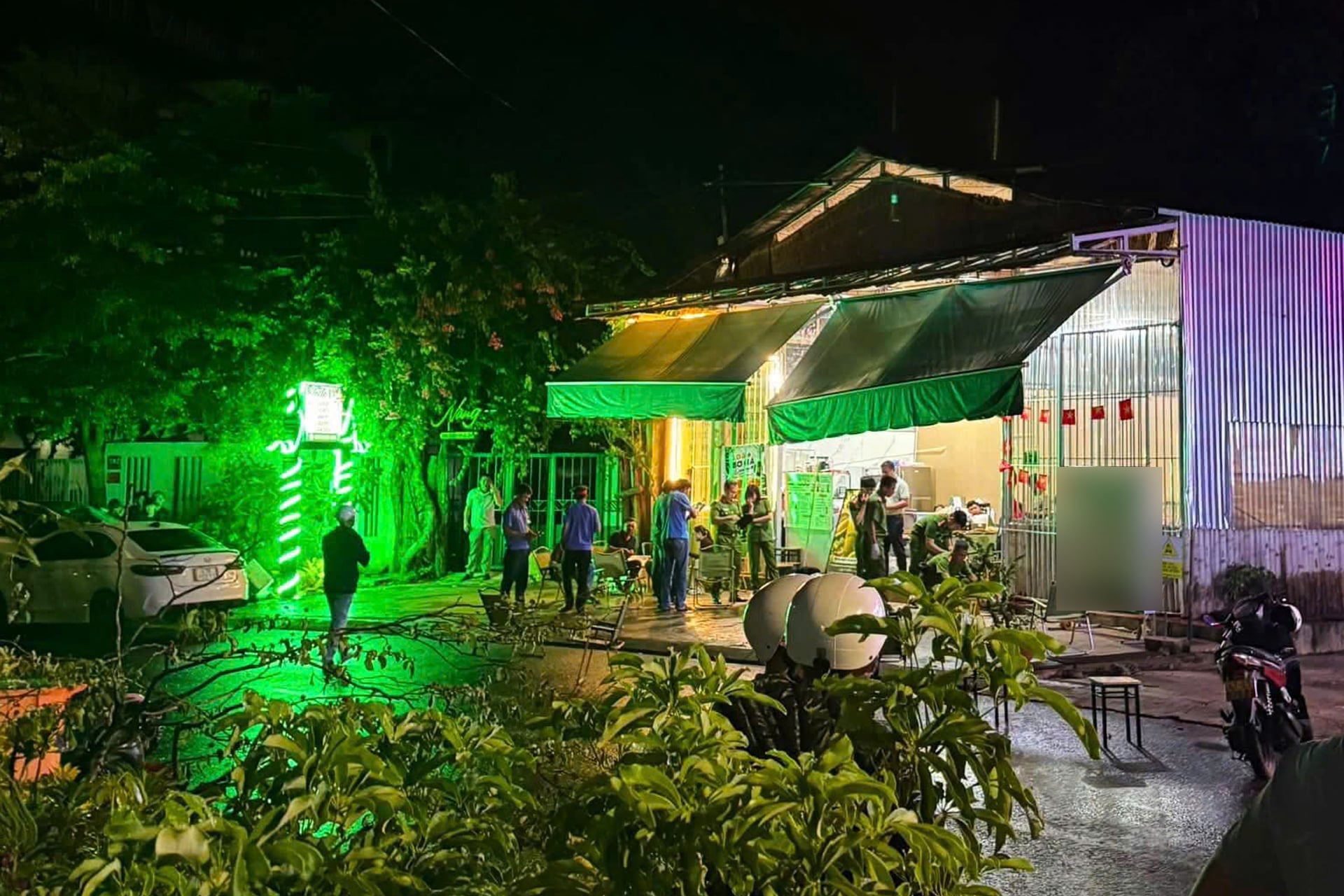 TIN NÓNG 24 GIỜ QUA: Đang ngồi uống nước, người đàn ông bất ngờ bị bắn tử vong; cướp xe máy của người đang dừng đèn đỏ